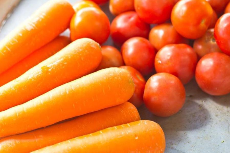 Почему помидоры и морковь вредно есть сырыми?