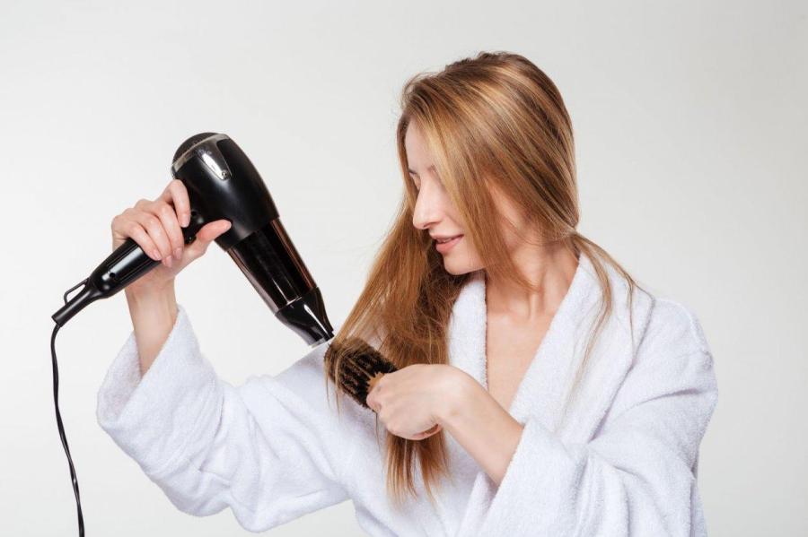 Вредно ли сушить волосы феном: плюсы, минусы и как минимизировать риски