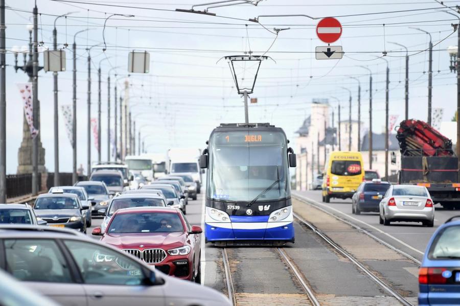 Власти разработают план развития транспорта в центре Риги на 25 лет
