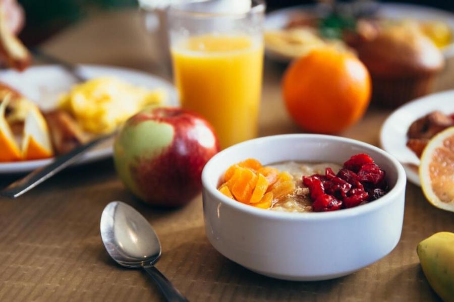 Почему нужно завтракать до восьми утра