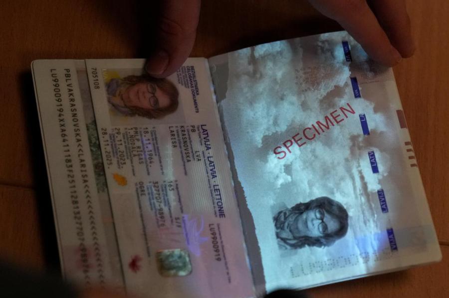 Новый паспорт - как дорогая книжка с картинками (ФОТО, ВИДЕО)