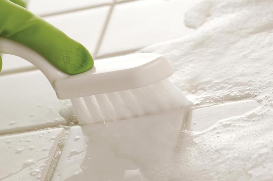 15 неожиданных вещей, которые можно почистить зубной щеткой