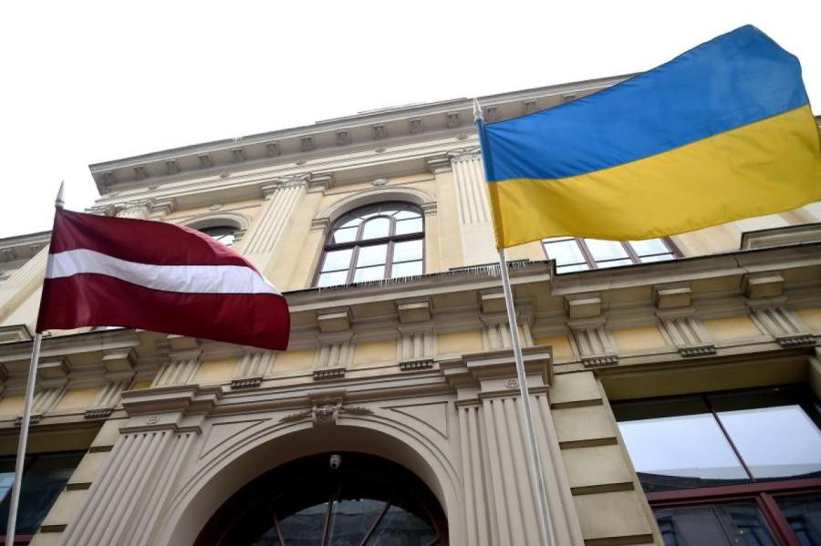 В Риге вытерли ноги об украинский флаг; полиция ведет проверку
