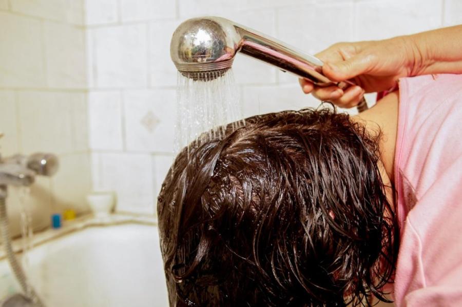 Ежедневное мытье головы вредит волосам: правда или миф