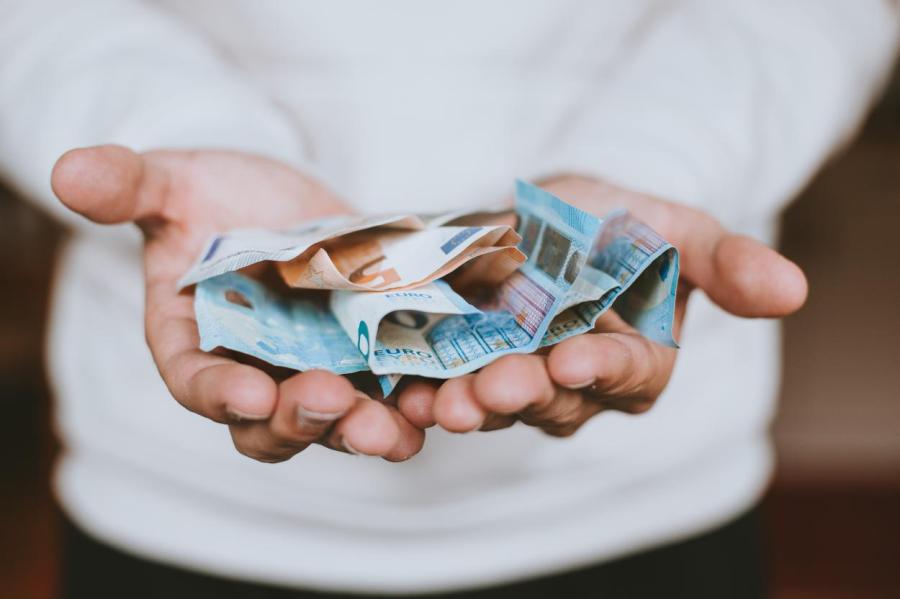 В Латвии более 40 тысяч неплательщиков алиментов; они любят зарплаты в конвертах
