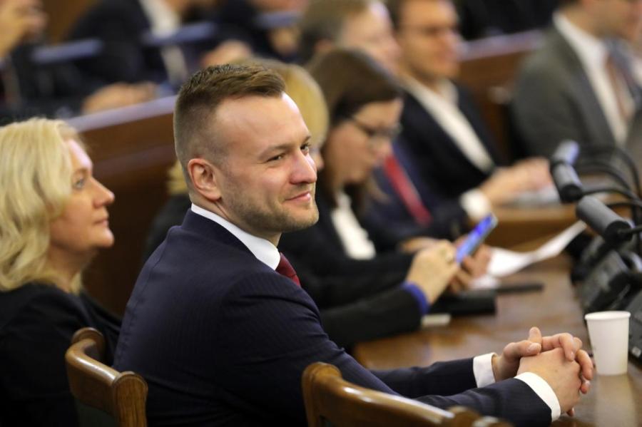 «Говорите со мной по-латышски!»: экс–депутат идет под суд за драку