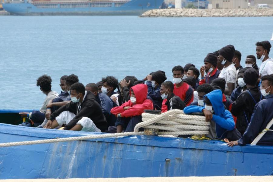 Албания согласилась принимать мигрантов вместо Италии