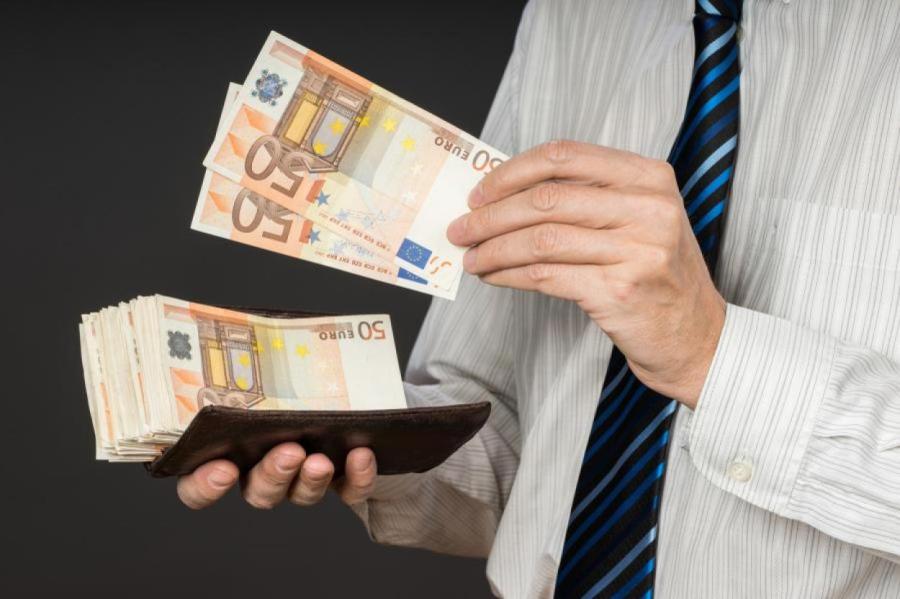 Средняя зарплата в Латвии теперь аж 1537 евро!
