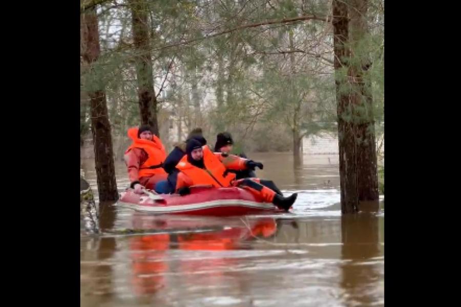 Наводнение: людей спасают на моторных лодках, начались проблемы с электричеством