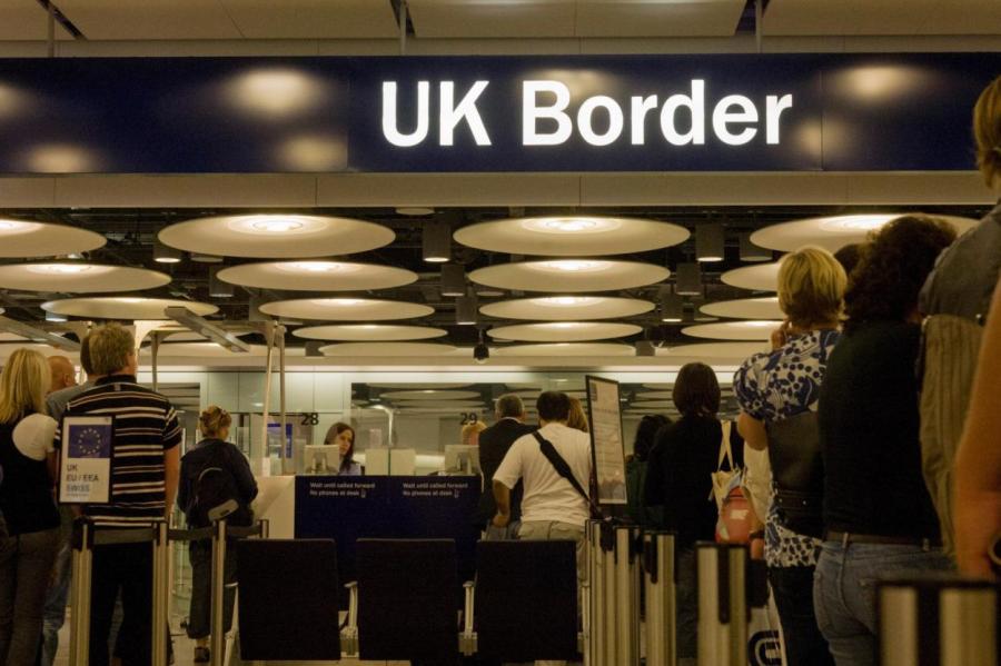 24-летний англичанин виртуозно обманул массу потенциальных иммигрантов (ВИДЕО)