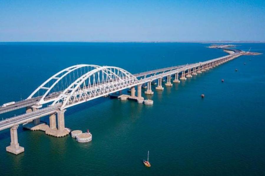 Взрывы в Феодосии, Крымский мост перекрыт
