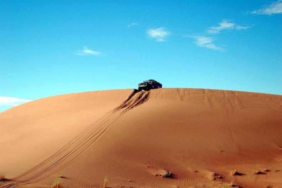 Пески возрастом 13 000 лет перемещаются по пустыне со скоростью 50 см/год