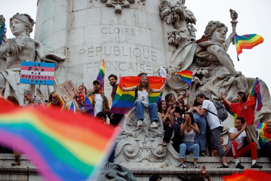 Франция хочет выплатить компенсации жертвам гомофобных законов своего прошлого