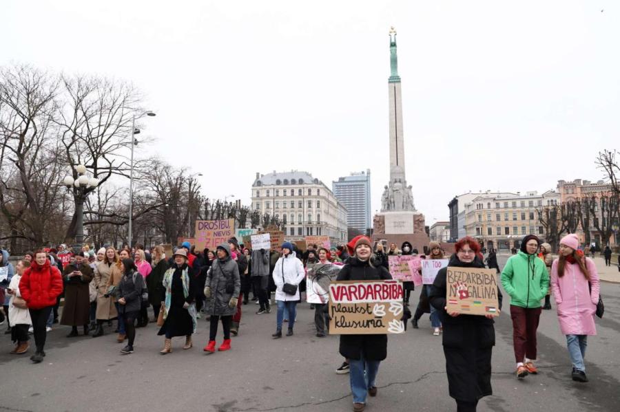 Женщины вышли на митинг в Риге. Цветов они на 8 марта не хотят – требуют другого