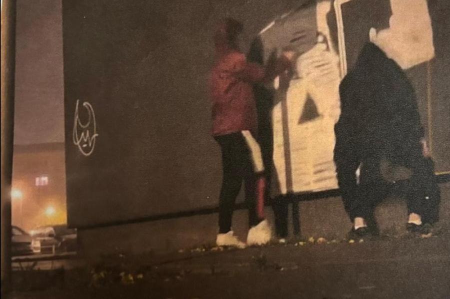 Рижан заставят стирать граффити