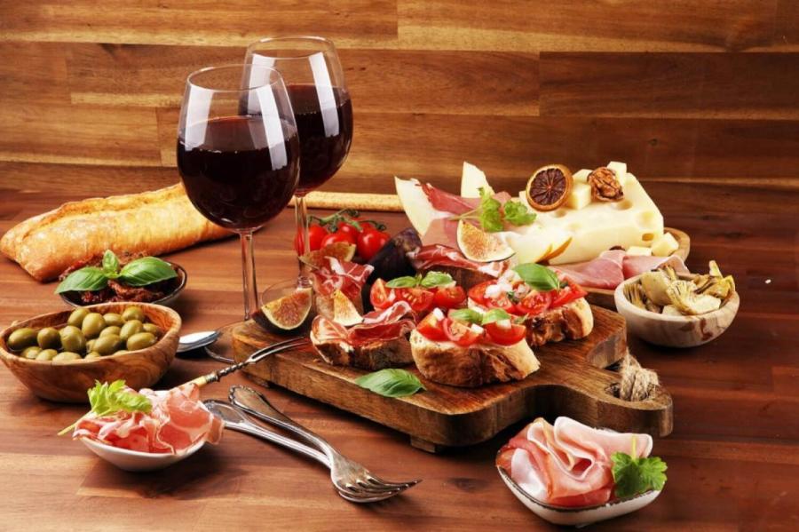 Что едят с вином: какие продукты и блюда идеально к красному вину