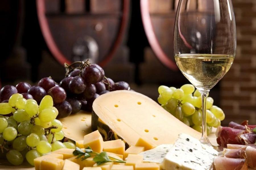 Что едят с вином: какие продукты и блюда идеально подойдут к белому вину