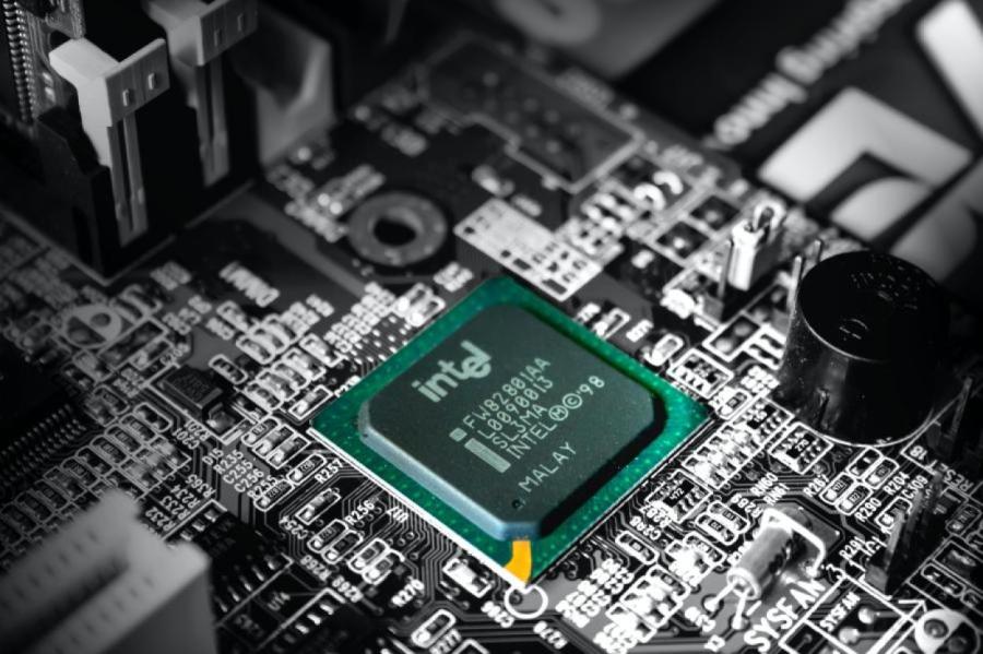 В современных процессорах Intel нашли серьезную уязвимость