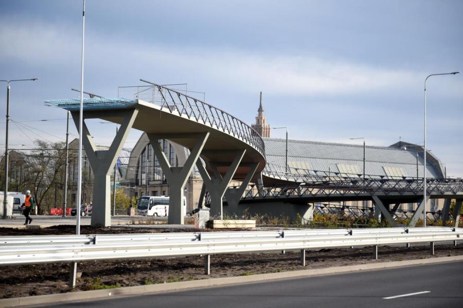 Мост в никуда: зачем в центре Риги построили странную конструкцию