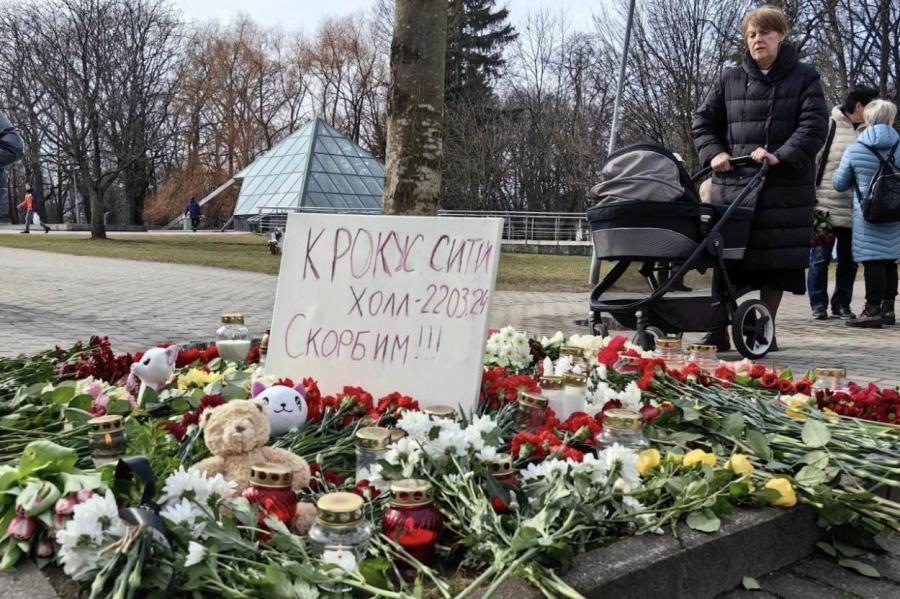 В память о погибших в «Крокусе»: рижане принесли цветы к посольству РФ