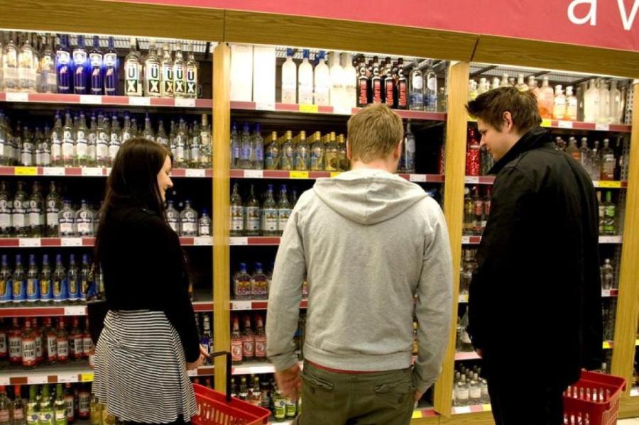Чтобы латвийцы окончательно не спились... Депутаты ужесточат торговлю спиртным