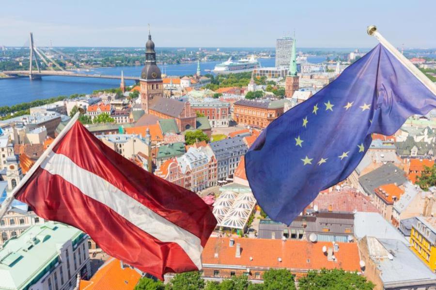 Потеряли много людей, получили много денег: Латвия уже 20 лет в составе ЕС