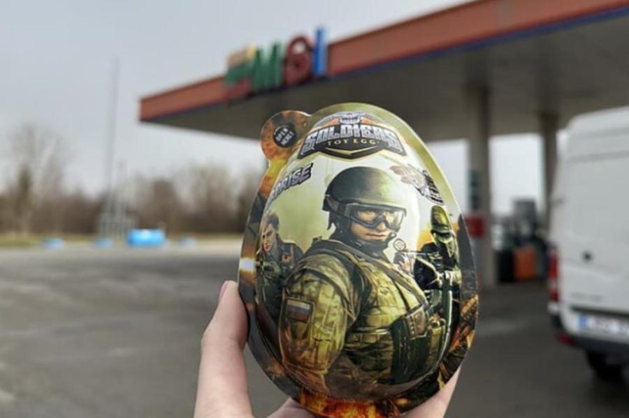 Скандал в Литве: на прилавках пластиковые яйца с российскими военными