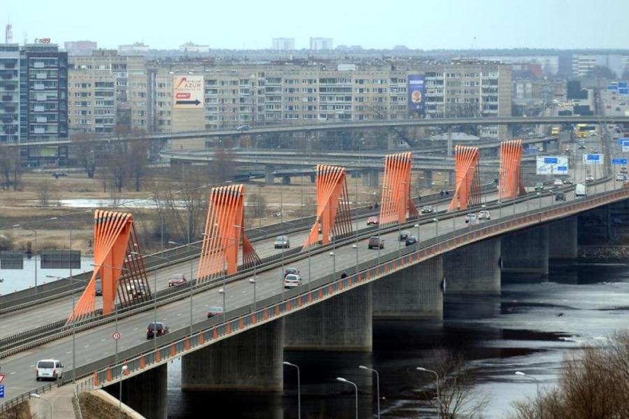 На эстакадах Южного моста в Риге восстановлена максимальная скорость в 70 км/ч