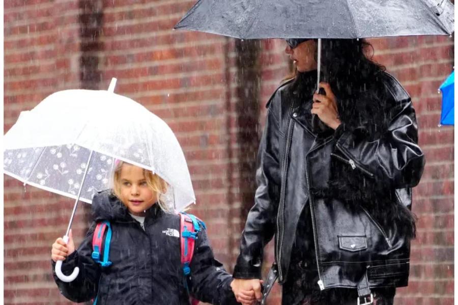 Ирина Шейк - внучка разведчицы, была замечена под зонтом в Нью-Йорке (ВИДЕО)