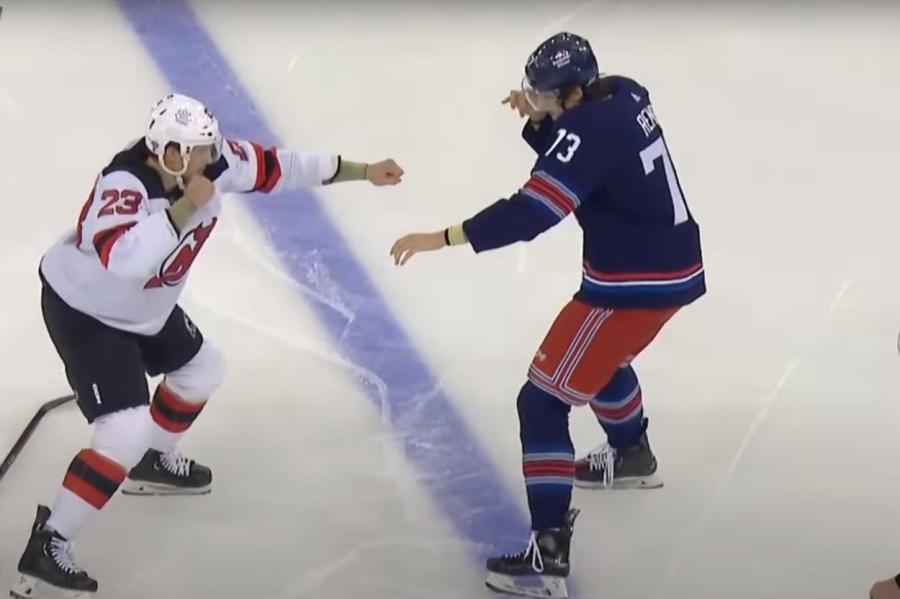 Матч в НХЛ начался с эпической драки (ВИДЕО)