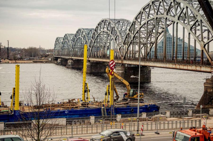 Момент на миллиарды: началось строительство моста «Rail Baltica» через Даугаву