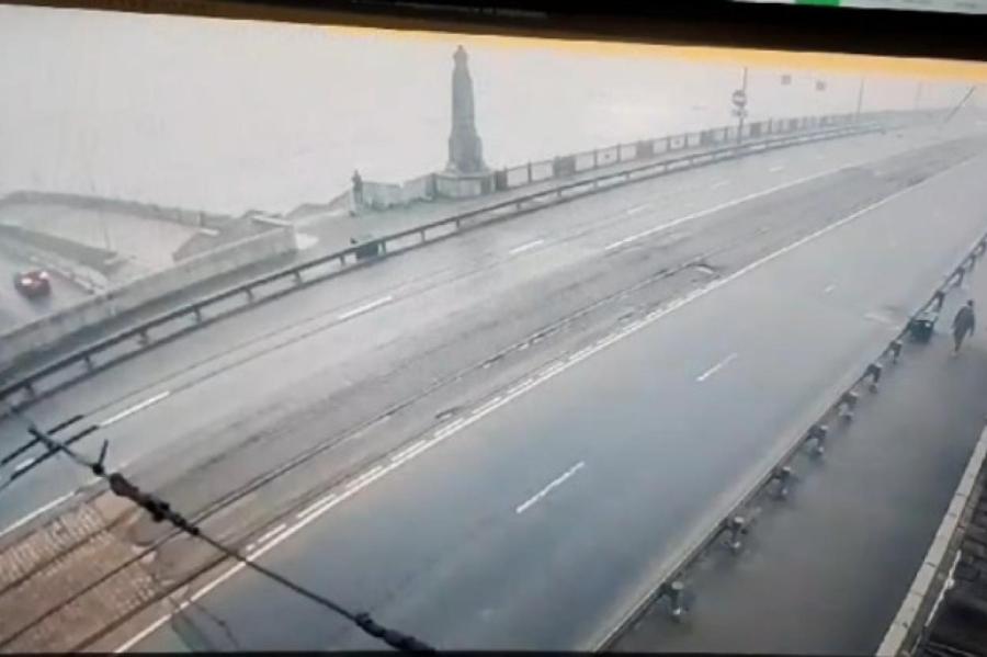 Трагедия в Риге: падение автомобиля в Даугаву попало на видео