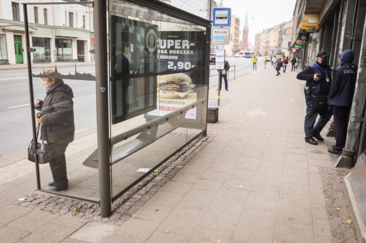 ВИДЕО: девушка начала кричать, увидев жуткую картину на остановке в центре Риги
