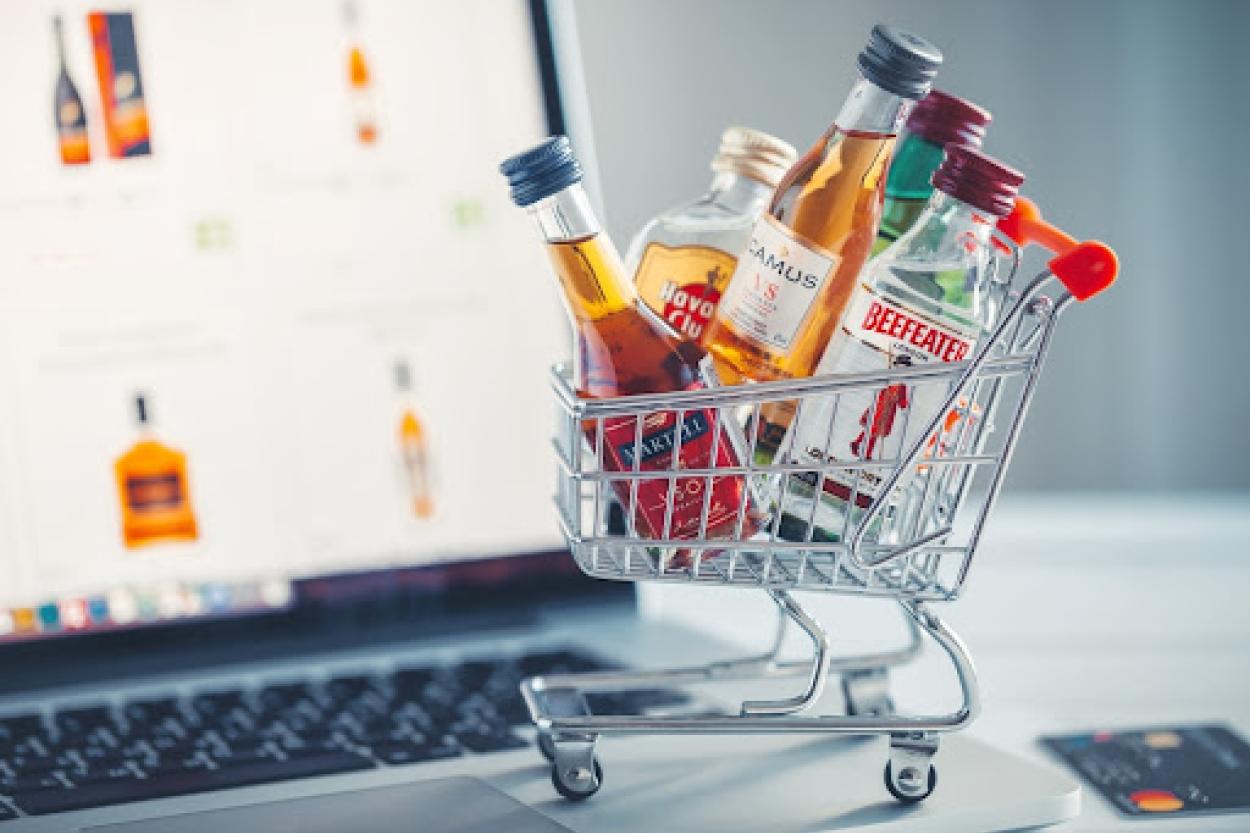 Комиссия Сейма согласна ограничить импульсивную покупку алкоголя в интернете