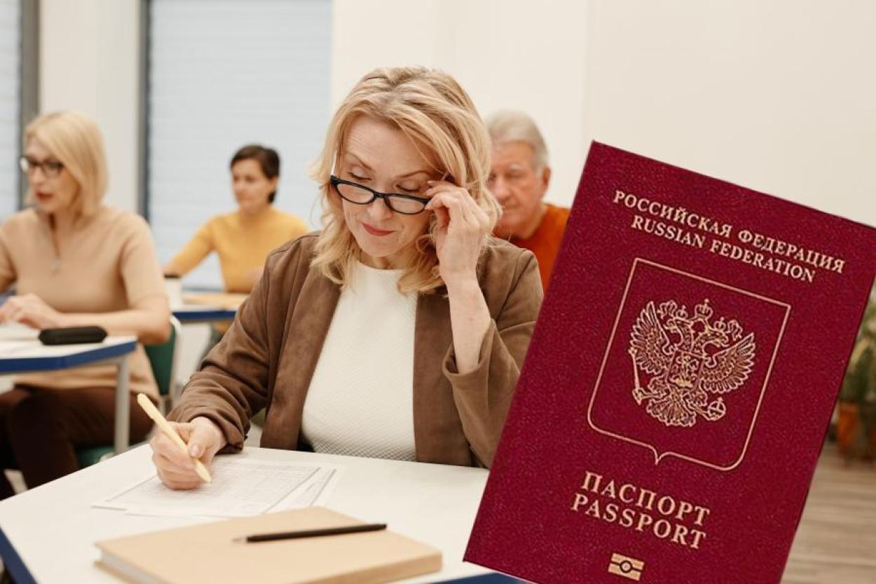 Еще одну групппу граждан РФ отправят в Латвии на экзамен. Кто эти люди?