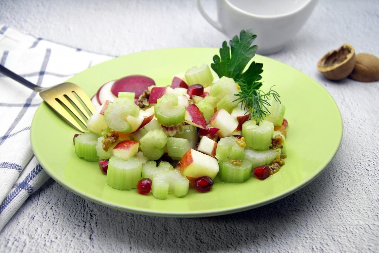 Низкокалорийный салат из яблок и сельдерея подарит весеннее настроение