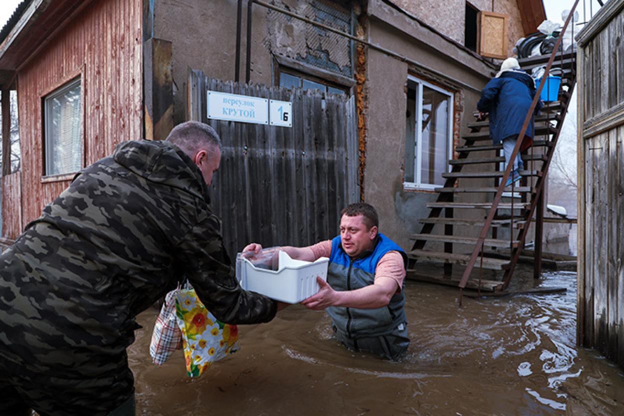 Наводнение в Оренбурге: как себя проявили волонтеры и мародеры (ВИДЕО)