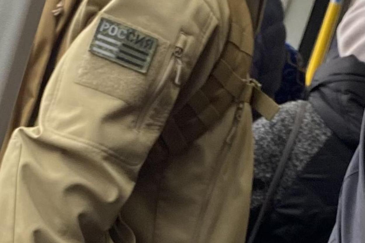 Рига: полиция просит помощи в опознании мужчины в куртке с надписью «Россия»