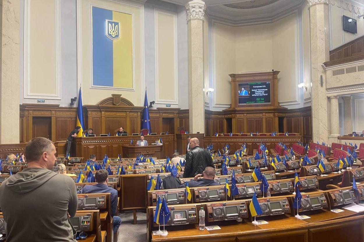 Верховная Рада принимала закон о мобилизации при практически пустом зале (ВИДЕО)