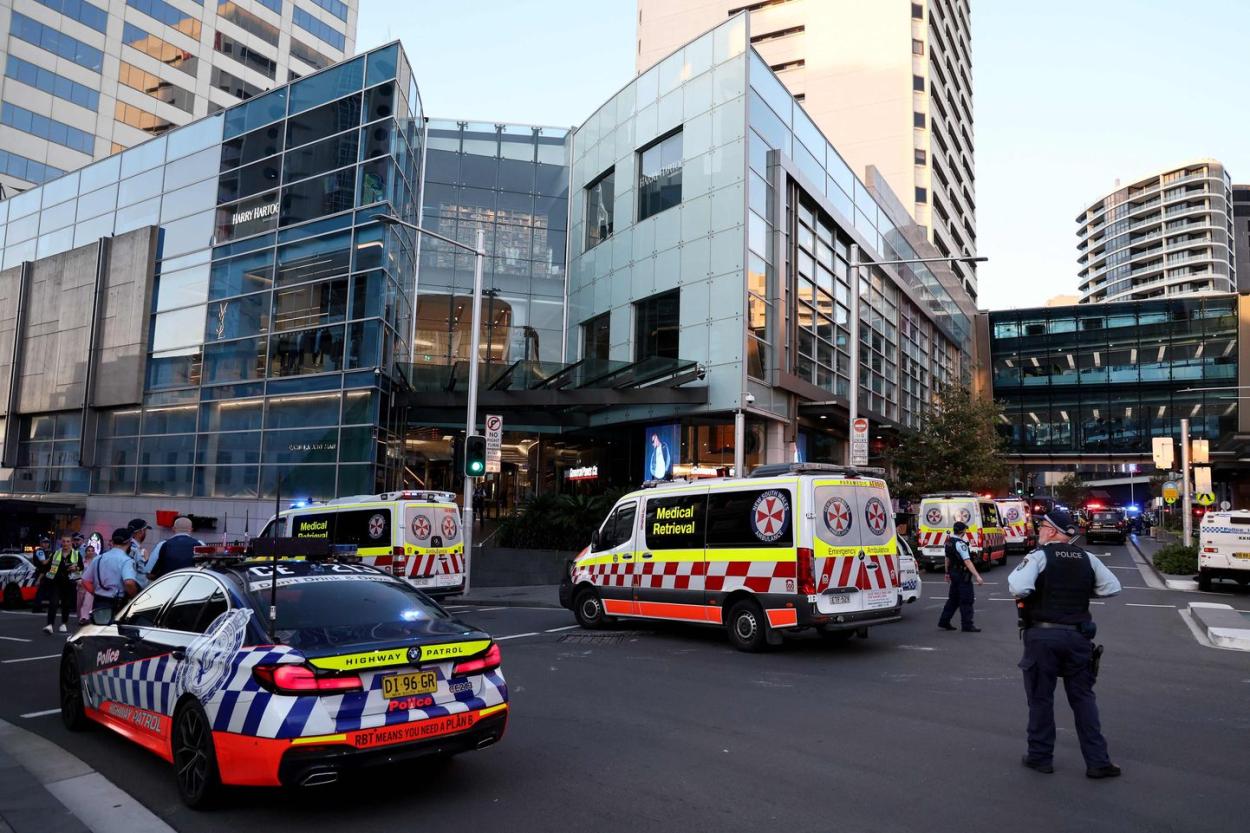 В Сиднее мужчина с ножом напал на посетителей торгового центра (ВИДЕО)