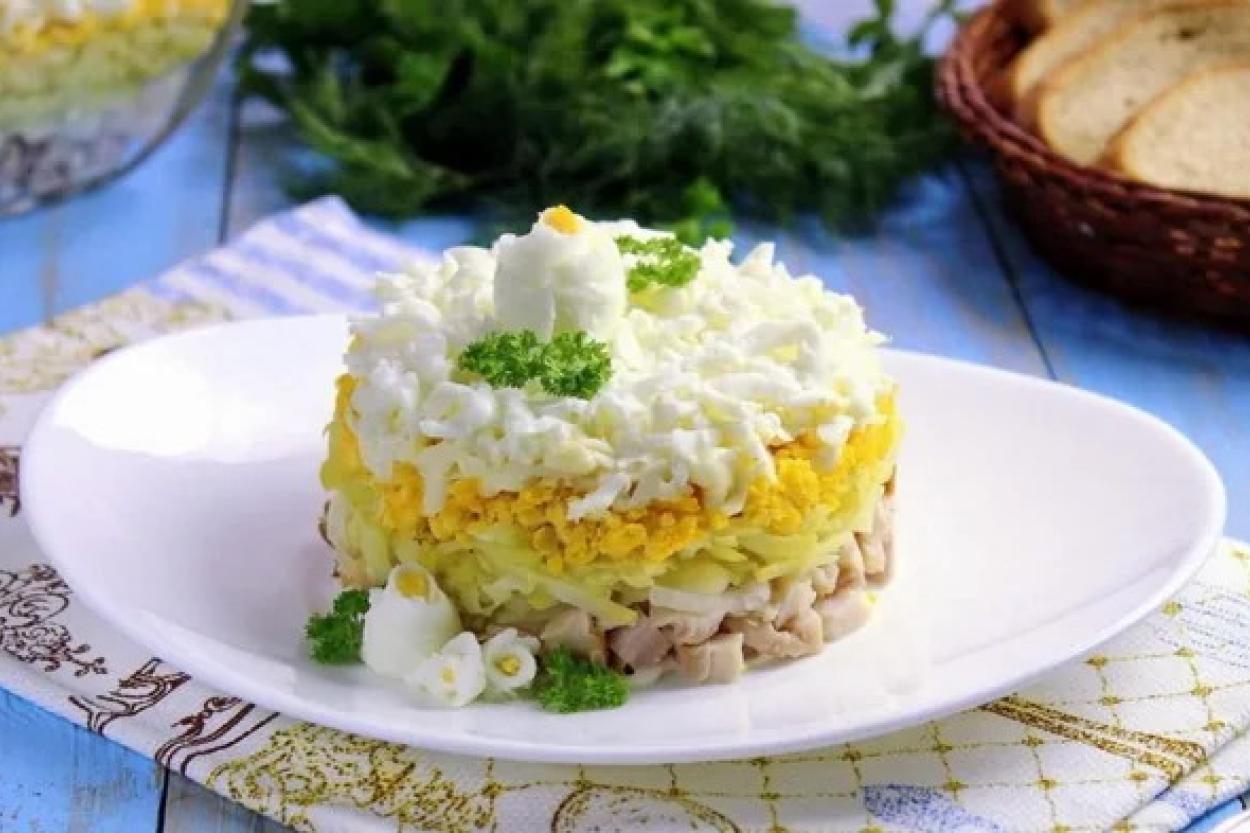 Вкусный и нежный салат «Невеста»: как приготовить яркое блюдо