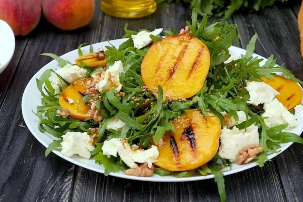 Руккола с персиками и пармезаном – салат на любой случай
