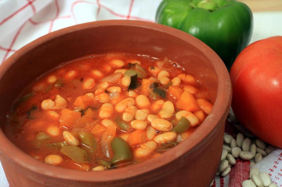 Фасоль в томатном соусе - классический греческий рецепт