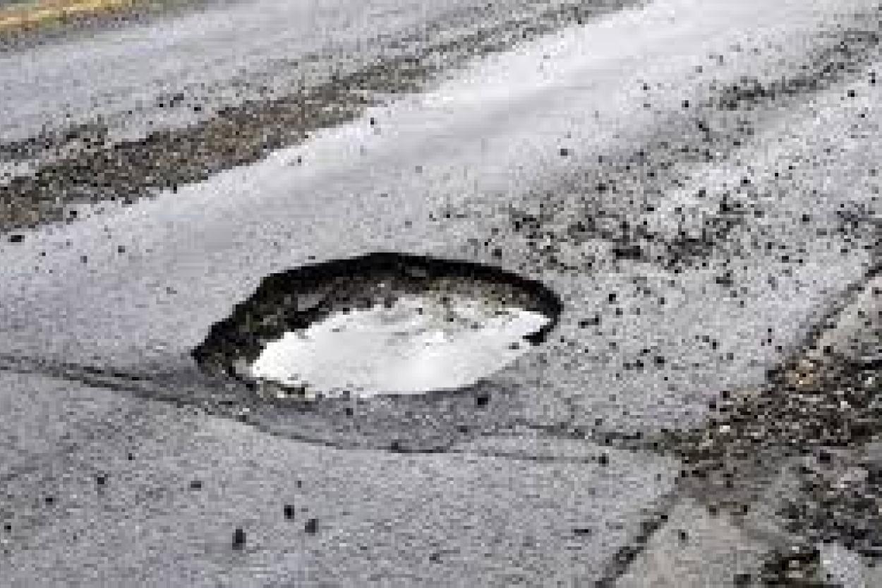 Плохие дороги Латвии останутся плохими - высокопоставленный дорожный ремонтник