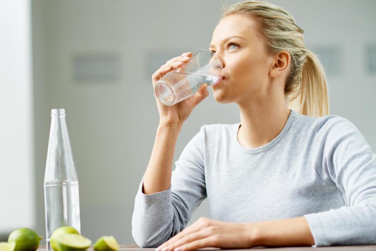 Зачем пить воду на голодный желудок