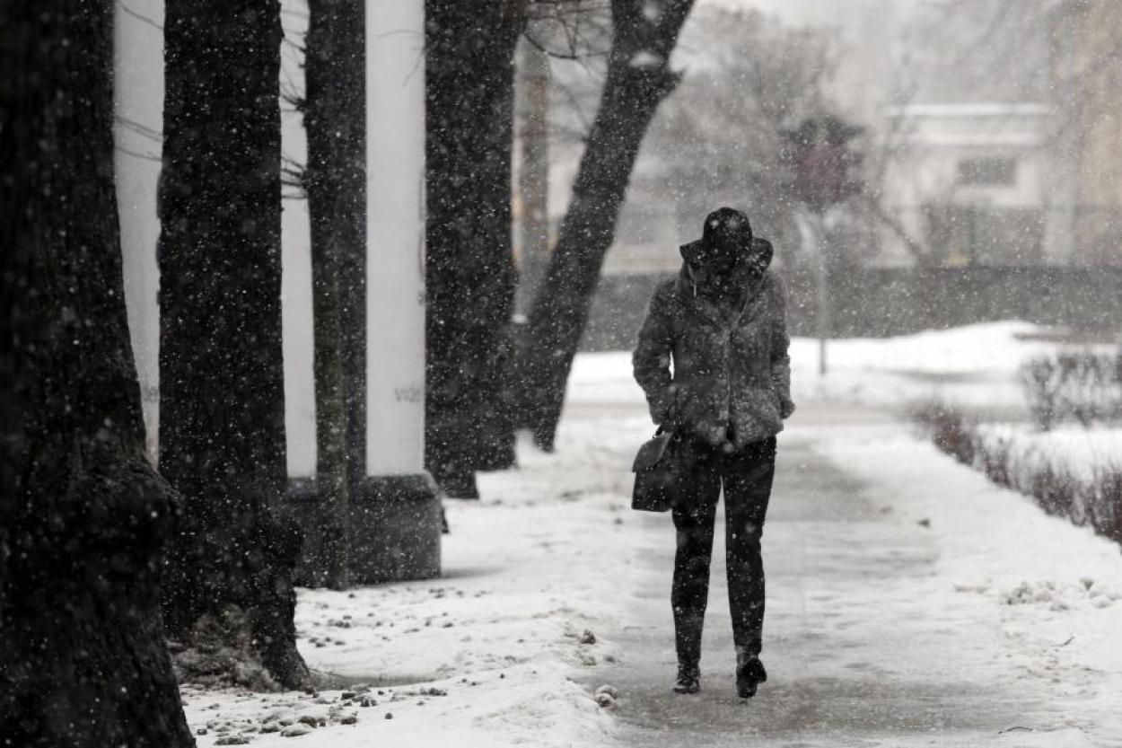 Синоптики предупреждают: завтра Латвию завалит снегом