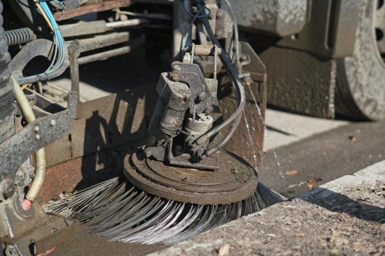 По 100 граммов на рижанина: на улицы Риги высыпали более 50 тонн песка