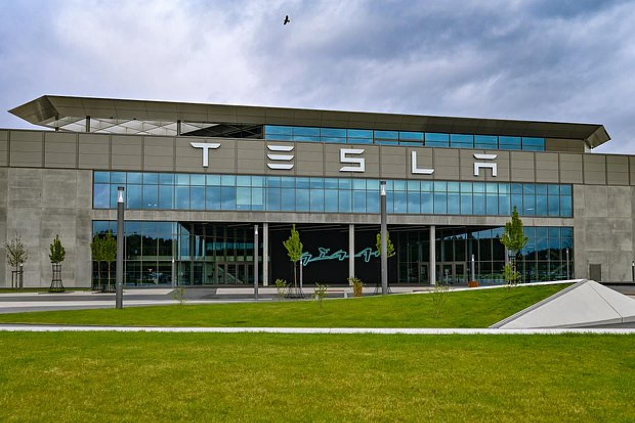 Tesla начала закрывать отделы из-за проблем с финансами