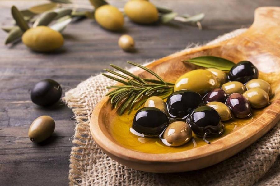 Чем отличаются маслины от оливок. И кто из них полезнее
