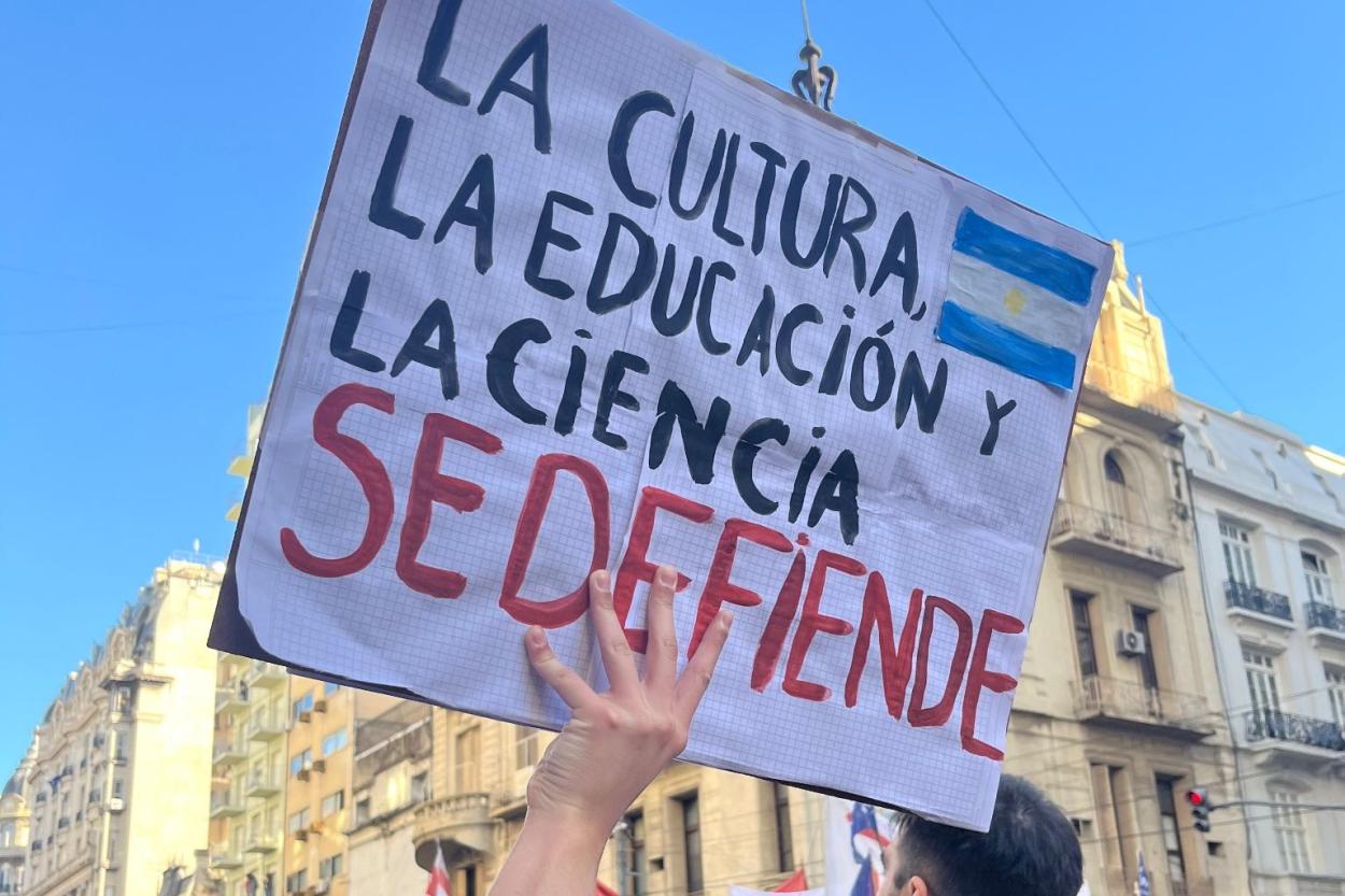 В Аргентине студенты протестуют против шоковой терапии Милея